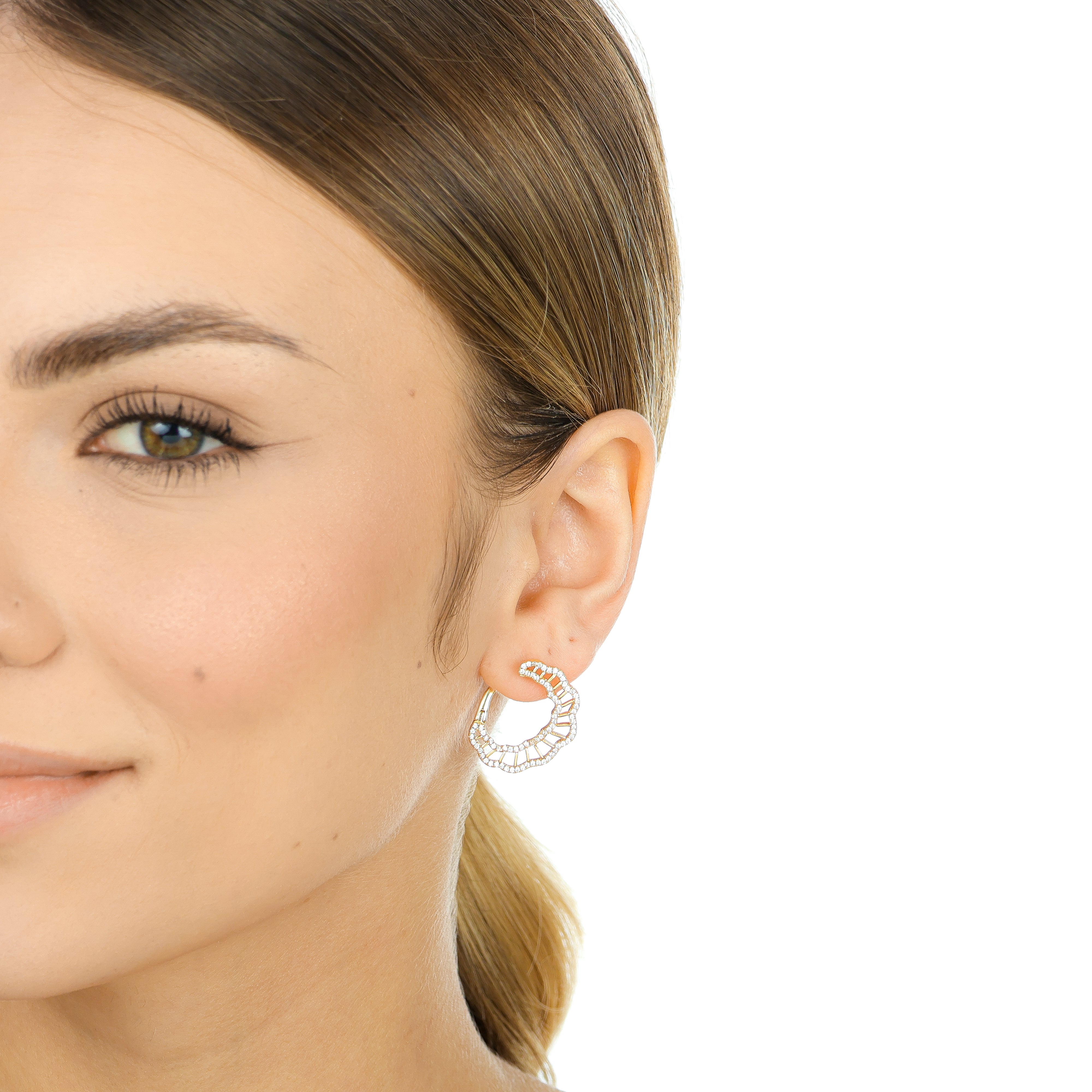 Brinco pino caracol cravejado