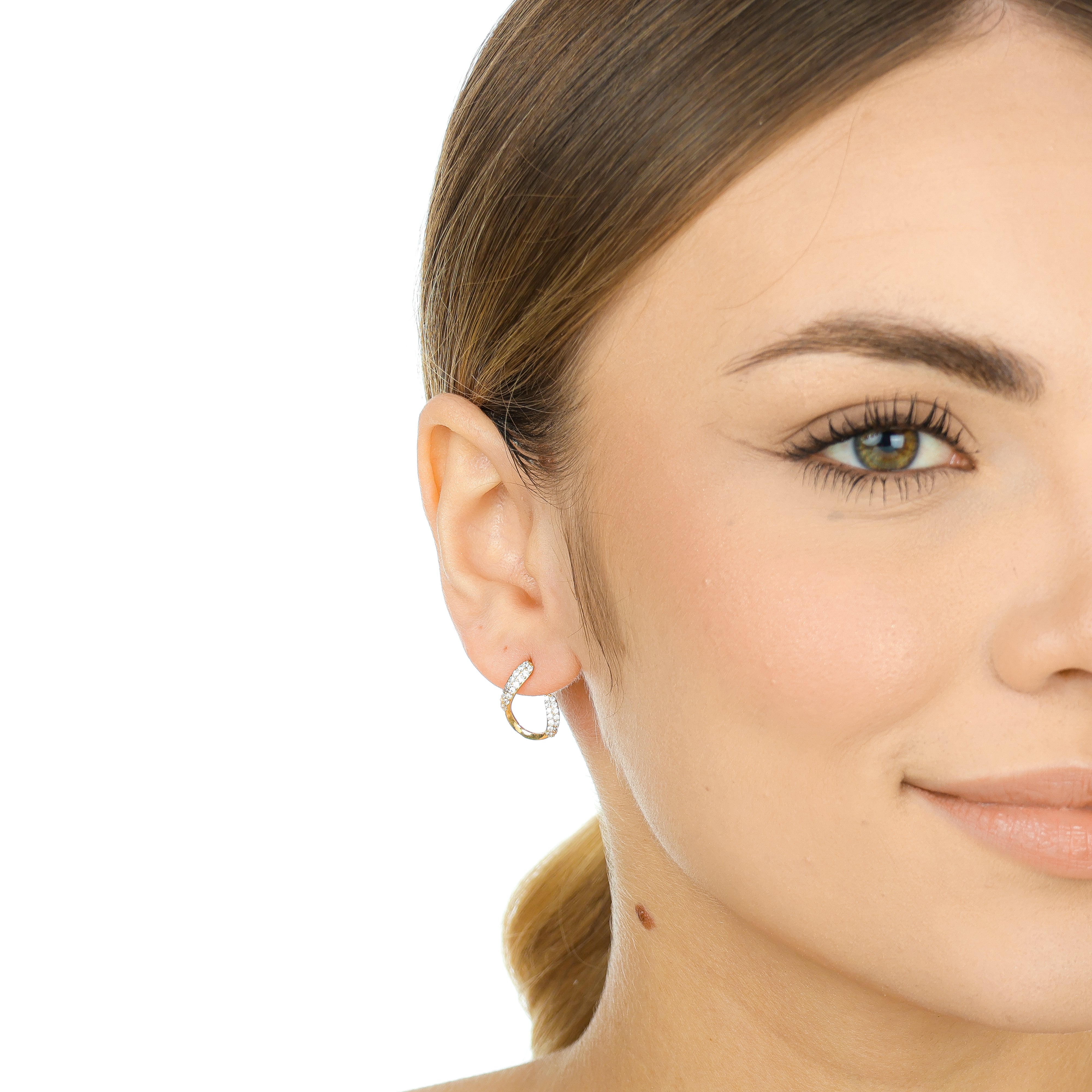 Brinco pino meia gota vazado