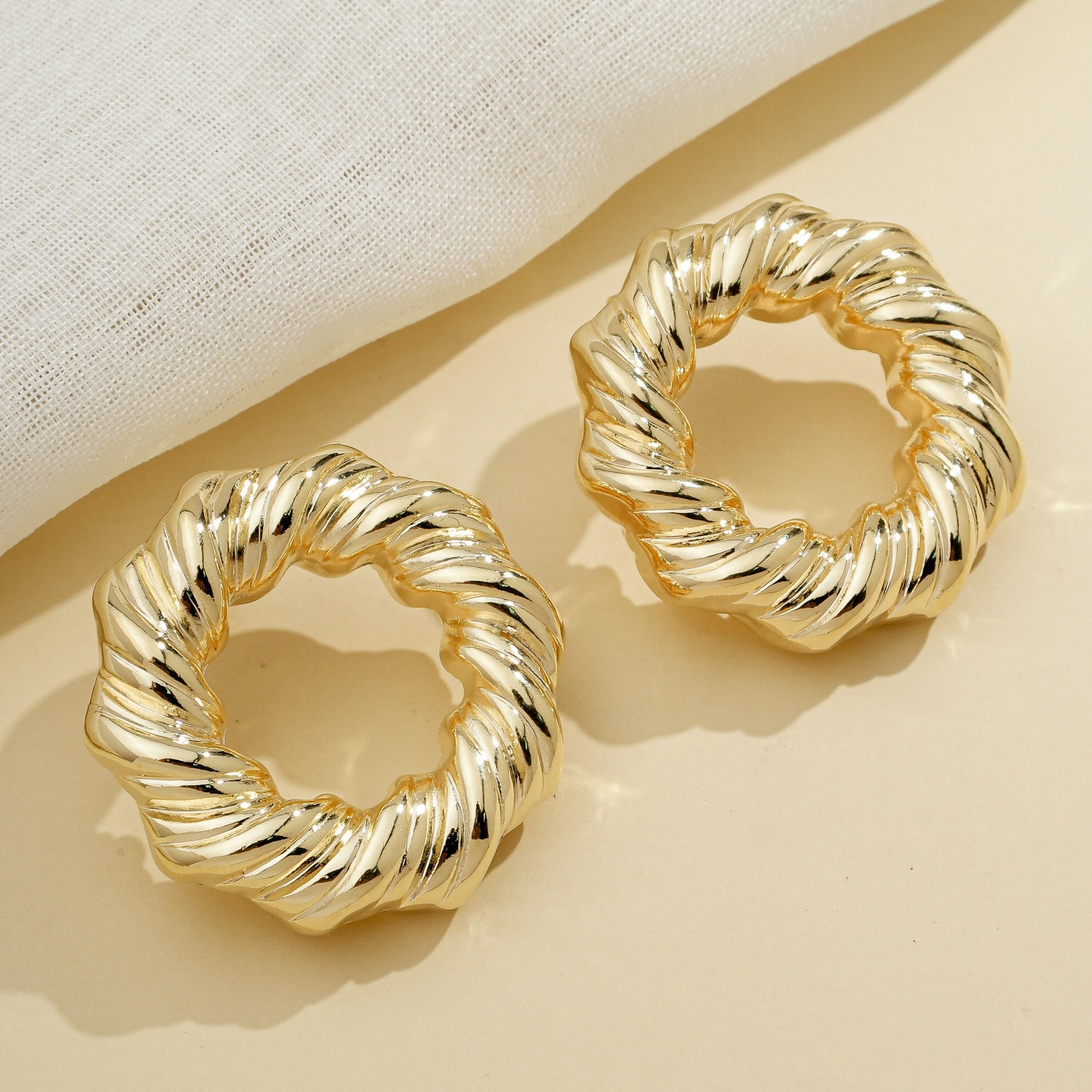 Brinco Pino Círculo Torcido Ouro